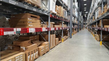 IKEA depo görüntüsü 01 Aralık 2020 'de yakalanır ve metal raflarda istiflenmiş kutularla organize depolama sistemini sergiler..