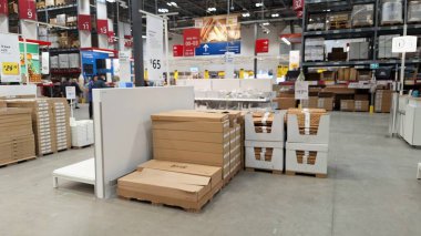 Toronto, ON, Kanada - 22 Şubat 2026: Bir Ikea mağazasının içinde depo bölümlerinde raflarda ve kutulanmış mobilya ürünleri bulunuyor.