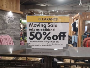 Toronto, ON, Kanada - 8 Haziran 2025: Bir perakende mağazasında% 50 indirim sunan giyim mağazasında belirgin bir şekilde sarı ve siyah 'Temiz Taşıma' tabelası sergileniyor