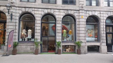 Montreal, QC, Kanada - 6 Temmuz 2025 - Montreal, Quebec şehir merkezindeki işlek bir caddede modern yüksek binalarla çelişen genel manzara.