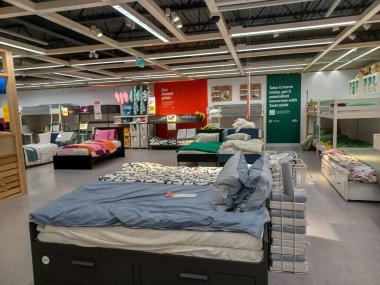 Toronto, On, Kanada - 21 Ağustos 2024: Ikea satış bölgesinde mobilya ve ev aksesuarları sunulmaktadır.