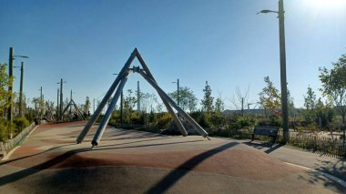 Toronto, ON, Kanada - 15 Ekim 2025: Ahşap direkler ve kayalarla modern Biidaasige Park manzarası