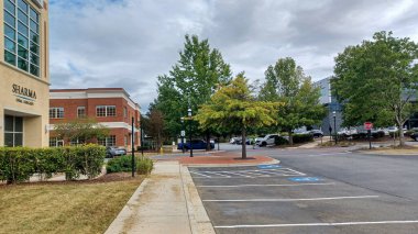 Charlotte, NC, ABD - 10 Ekim 2025: Açık renkli kaplamalı ve tuğla aksanlı modern bir otel binası.