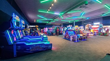 Toronto, ON, Kanada - 7 Ekim 2025: Çeşitli renkli atari makineleri eğlence merkezinde arka arkaya dururlar.