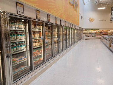 Toronto, On, Kanada - 30 Ekim 2024: Büyük Toronto Bölgesi 'nde Coppa' nın taze market zincirindeki ürünlerle koridorlarda ve raflarda Inverior View.