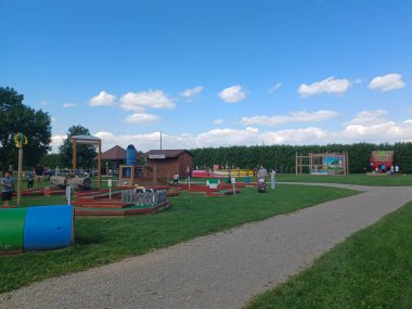 Toronto, ON, Kanada 1 Eylül 2024: Aileler piknikler ve Downey Çiftliği 'nde ağaçlar, çiçekler ve kır çiftlikleriyle çevrili güneşli bir günün tadını çıkarıyorlar..