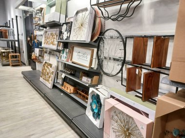 Toronto, On, Kanada - 20 Aralık 2024: Ev mobilyası ve ev eşyalarıyla raf manzarası.