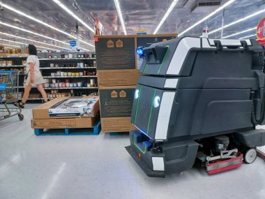 Toronto, On, Kanada - 9 Eylül 2024: Büyük bir robot elektrik süpürgesi bir mağazanın satış bölgesinde hareket ediyor.