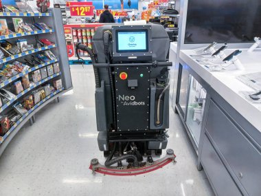 Toronto, On, Kanada - 9 Eylül 2024: Büyük bir robot elektrik süpürgesi bir mağazanın satış bölgesinde hareket ediyor.