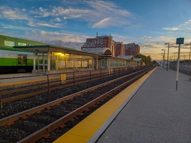 Etobikola, ON, Kanada 20 Ekim 2024: Oakville Go tren istasyonu manzarası.