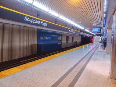 Toronto, ON, Kanada - 27 Nisan 2025: İçerideki Sheppard-Younge metro istasyonuna bakın