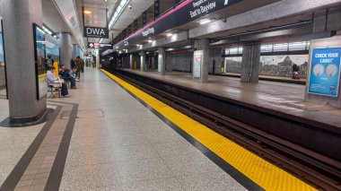 Toronto, ON, Kanada - 27 Nisan 2025: İçerideki Sheppard-Younge metro istasyonuna bakın