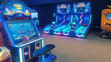 Toronto, ON, Kanada - 7 Ekim 2025: Çeşitli renkli atari makineleri eğlence merkezinde arka arkaya dururlar.