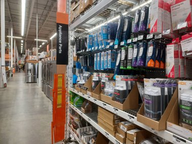 Toronto, On, Kanada - 21 Aralık 2024: Home Depot 'taki rafların ve rafların görüntüsü.
