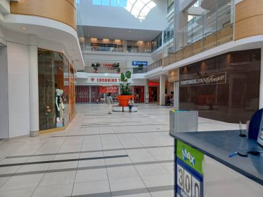 Toronto, On, Kanada - 21 Kasım 2024 Lawrence Allen alışveriş merkezinde içeriden izleme.