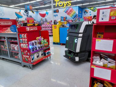 Toronto, On, Kanada - 9 Eylül 2024: Büyük bir robot elektrik süpürgesi bir mağazanın satış bölgesinde hareket ediyor.