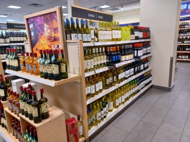 Toronto, On, Kanada - 30 Kasım 2024: LCBO alkol mağazasının iç görünümü