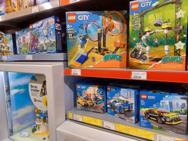 Toronto, On, Kanada - 30 Kasım 2024: LEGO mağazasının iç görünümü.