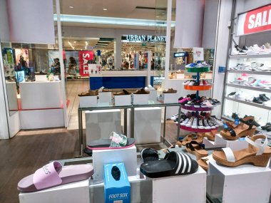 Toronto, On, Kanada - 10 Kasım 2024: Amerikan ayakkabı mağazasının iç görünümü.