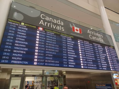 Toronto, ON, Kanada - 23 Ekim 2025: Havaalanı gezginlere ve ziyaretçilere bilgi sağlayan Kanada Geliş panosunu sergiliyor.