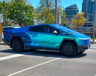 Toronto, ON, Kanada - 10 Mayıs 2025: Tesla Cybertruck göz alıcı tasarımıyla şehirde dikkat çekiyor.