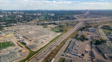 Toronto, ON, Kanada - 10 Ekim 2025: Toronto 'nun ufuk çizgisi yeşil alanlarla birleşerek dinamik bir şehir manzarası yaratıyor.