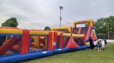 Toronto, ON, Kanada - 9 Eylül 2025: Şişirilebilir büyük bir engel kursu eğlence ve etkinlik öneriyor, etkinlikler ve aile yönelimli reklamlar için ideal hale getiriyor.