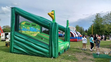 Toronto, ON, Kanada - 9 Eylül 2025: Bu görüntü güneşli bir günde çocuklar için şişirilebilir eğlenceli bir golf oyunu gösteriyor.