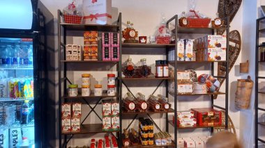 Toronto, ON, Kanada - 9 Eylül 2025: Raflarda çeşitli akçaağaç şurubu ürünleri sergilenmekte, Kanada mutfak geleneklerine kısa bir bakış sunmaktadır.