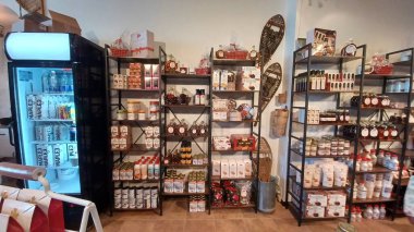 Toronto, ON, Kanada - 9 Eylül 2025: Raflar bir mağazada akçaağaç şurubu ürünleriyle dolu;.