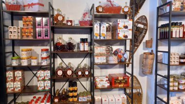 Toronto, ON, Kanada - 9 Eylül 2025: Mağaza raflarda sergilenen akçaağaç pekmezi, kurabiye, çay ve ilgili ürünlerden oluşan bir koleksiyon sunar.