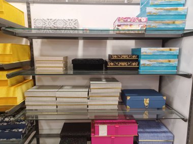 Toronto, On, Kanada - 20 Aralık 2024: Ev mobilyası ve ev eşyalarıyla raf manzarası.