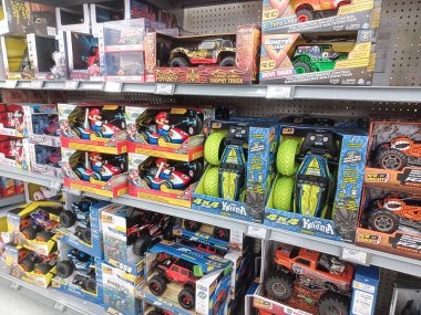 Toronto, On, Kanada - 28 Kasım 2024: Marshalls American alışveriş merkezindeki kıyafet koleksiyonu.