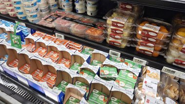 Toronto, ON, Kanada - 5 Mart 2026: Süpermarket rafı peynirden ete çeşitli gıda ürünleri sunar.