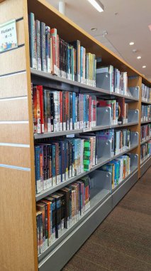 Toronto, ON, Kanada - 5 Mart 2026: Kitaplar kütüphanedeki rafları dolduruyor, bilginin zenginliğini ve okuma sevincini gösteriyor.