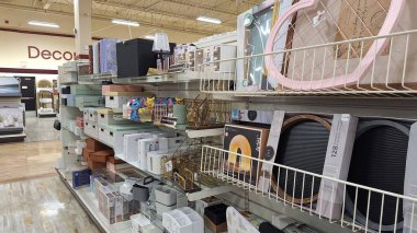 Toronto, ON, Kanada - 6 Şubat 2026: Eşyalar ve mutfak eşyaları perakende satış mağazasında metal raflarda sergileniyor.