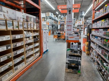 Toronto, On, Kanada - 21 Aralık 2024: Home Depot 'taki rafların ve rafların görüntüsü.