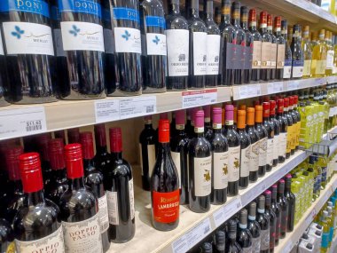 Toronto, On, Kanada - 30 Kasım 2024: LCBO alkol mağazasının iç görünümü