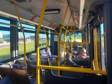 Toronto, ON, Kanada - 5 Ağustos 2025: Koltukları ve seyahat eden yolcuları gösteren bir belediye otobüsünün içi.