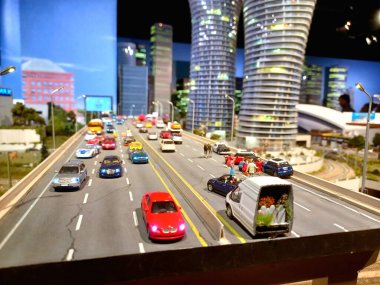 Toronto, ON, Kanada - 6 Mart 2026: Otoyolu ve arabaları olan minyatür bir şehrin ayrıntılarını gösteriyor.