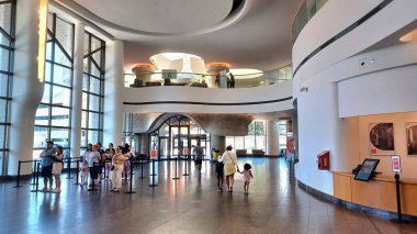 Ottawa, On, Kanada - 30 Haziran 2025: İnsanlar Ottawa Çocuk Müzesi 'ni ziyaret etmekten zevk alıyor, ve modern bir mimari tasarım sunuyor..