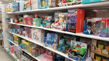 Toronto, ON, Kanada - 13 Mart 2026: Bir mağaza rafı her yaştan çocuklar için çeşitli parlak, yeni oyuncaklar ve oyunlarla dolu.