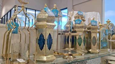 Toronto, ON, Kanada - 13 Mart 2026: Bayram fenerleri ve bir vitrin İslami bayram süslemeleri ve kutlama eşyaları.