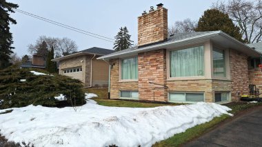 Toronto, ON, Kanada - 13 Mart 2026: Toronto 'da kış mevsiminin sonlarında kar ve ilkbaharın işaretleri görülebilir.