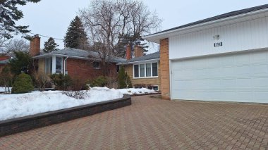 Toronto, ON, Kanada - 13 Mart 2026: Fotoğraf, bahar sezonunun başlarında evleri olan tipik bir yerleşim yerini gösteriyor.