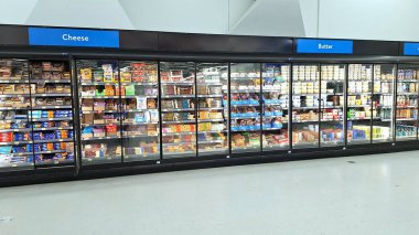 Toronto, ON, Kanada - 13 Mart 2026: Dondurulmuş bölümde gıda perakende ortamlarını resmetmek için ideal peynir ve tereyağı bakkalda sergileniyor.