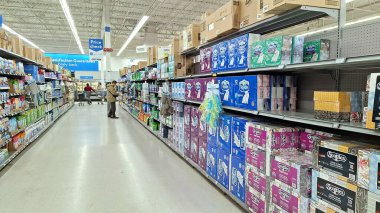 Toronto, ON, Kanada - 13 Mart 2026: Süpermarketteki bu koridor ağzına kadar dolu. Modern bir perakende satış ortamı ve tüketiciliği gösteriyor.