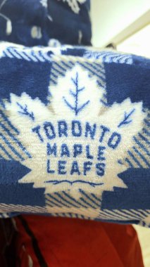 Toronto, ON, Kanada - 13 Mart 2026: Mavi ve beyaz bir battaniye Toronto Maple Leafs takımını destekliyor.