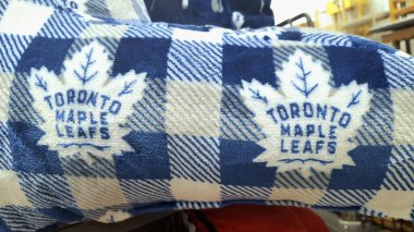 Toronto, ON, Kanada - 13 Mart 2026 Toronto Maple Leafs battaniyesi üzerinde logo olan ekoseli bir desen sergiliyor.