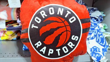 Toronto, ON, Kanada - 13 Mart 2026: Toronto Raptors yastığı takımın logosunu sergiliyor; spor ve yerel kültürü temsil ediyor.